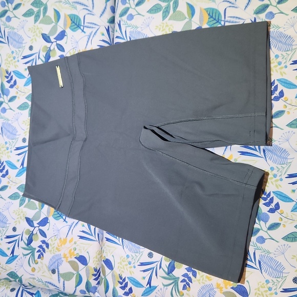 Gymshark XSm Booty Shorts 2.0 Seamless Grey w/ Wicking Technology - Picture 4 of 8